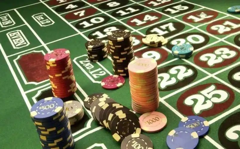 Người chơi tham gia bàn baccarat live casino tại five88 vin trên điện thoại